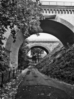 NA MOŚCIE CZERWONYM